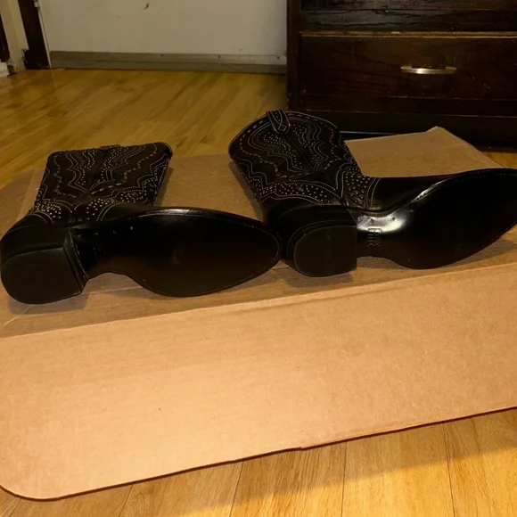 Beautiful,stunning Frye black boots with gorgeous studs on them zipper on side - Picture 5 of 10